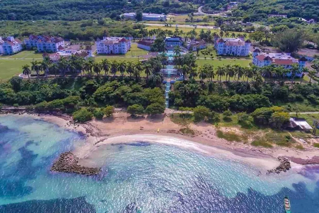 شقة Seaside Loft With Pool, Sea Castles, مونتيغو باي